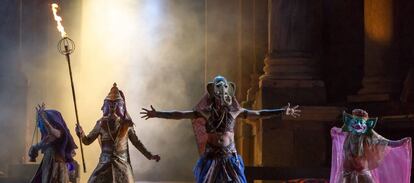 De izquierda a derecha, bajo las m&aacute;scaras, Diana Palaz&oacute;n, Unax Ugalde, Aitor Luna y Marina San Jos&eacute;, en el escenario del Teatro Romano de M&eacute;rida.