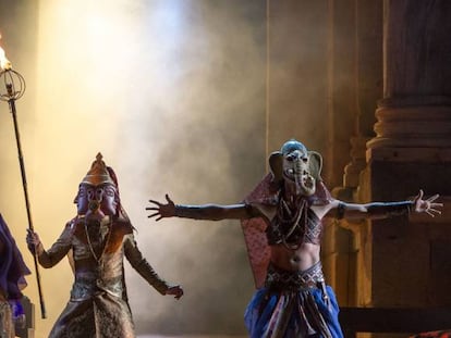 De izquierda a derecha, bajo las m&aacute;scaras, Diana Palaz&oacute;n, Unax Ugalde, Aitor Luna y Marina San Jos&eacute;, en el escenario del Teatro Romano de M&eacute;rida.