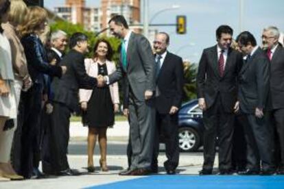 El Príncipe de Asturias (c), saluda al vicepresidente ejecutivo de Mitsubishi Heavy Industries, Akira Hishikawa, ante el ministro de Insdustria, Energía y Turismo, José Manuel Soria (3d), el presidente de Endesa, Borja Prado (2d), el consejero andaluz de Economía, Innovación, Ciencia e Industria, Antonio Ávila (d) y el alcalde de Málaga, Francisco de la Torre (4d), a su llegada a la inauguración del proyecto hispano japonés para implantar el coche eléctrico "Zem2All", ubicado en el edificio de la antigua Real Fábrica de Tabaco de Málaga.