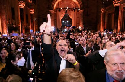 Simpatizantes del republicano Lee Zeldin celebraban el resultado electoral, la noche del martes en Nueva York.