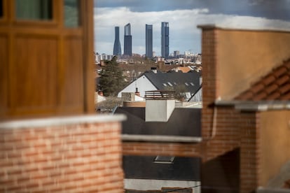 Vista de Madrid desde una urbanización de viviendas unifamiliares en Pozuelo de Alarcón, el pasado diciembre.