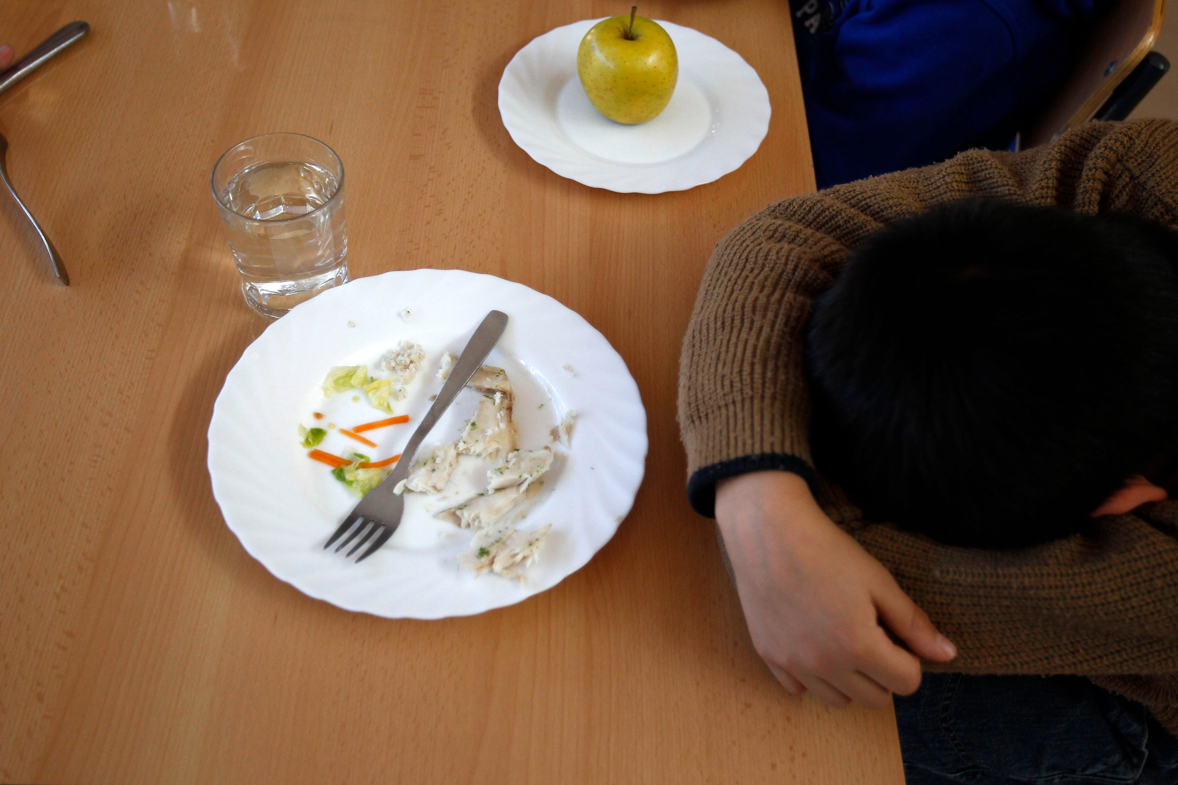 Un niño come en un comedor escolar de Madrid.