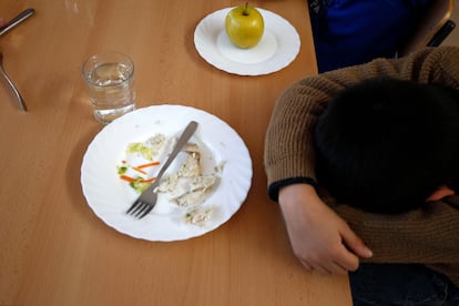 Estudiante en comedor escolar de Madrid