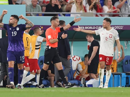 DOHA, QATAR - NOVEMBER 30: Referee, Danny Makkelie awards Argentina a penalty after a VAR review during the FIFA World Cup Qatar 2022 Group C match between Poland and Argentina at Stadium 974 on November 30, 2022 in Doha, Qatar. (Photo by Ian MacNicol/Getty Images)