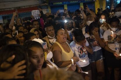 Protesto no Jacarezinho um dia depois de operação policial. Número de mortos subiu para 28. Cruzamento do EL PAÍS mostra que maioria das vítimas não tinha relação com investigação que motivou ação da Polícia Civil.