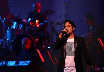 El compositor, guionista, rapero y actor Lin Manuel Miranda, de origen puertorriqueño, fue el encargado de entonar la canción 'The World Was Wide Enough'.