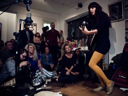 Um dos shows organizados por Sofar em uma casa de Londres.