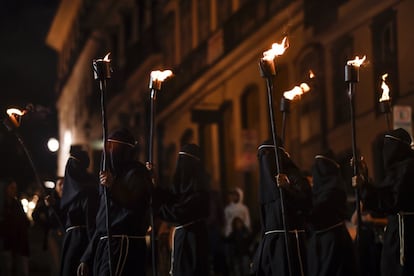 Seus trajes são de origem medieval e representam os soldados romanos conhecidos como Farricocos, que prenderam Jesus na noite da Santa Ceia.