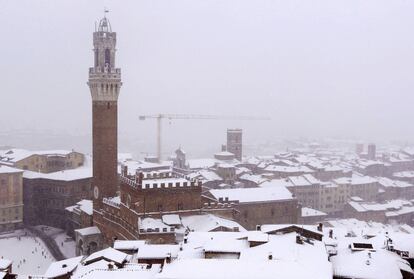Vista general de Siena, Italia, totalmente cubierta de nieve.