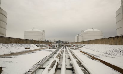 Vista de varias tuberías en los aledaños de una terminal de gas natural licuado en Lusby (Maryland, EE UU).