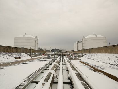 Vista de varias tuberías en los aledaños de una terminal de gas natural licuado en Lusby (Maryland, EE UU).