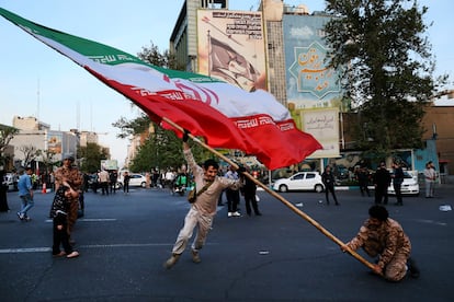 Manifestantes ondean una enorme bandera iraní durante una protesta en contra de Israel en la Plaza de Palestina, en Teherán (Irán) este lunes.