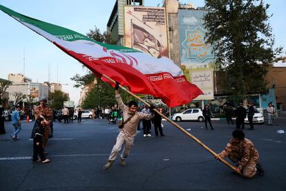 Manifestantes ondean una enorme bandera iraní durante una protesta en contra de Israel en la Plaza de Palestina, en Teherán (Irán) este lunes.