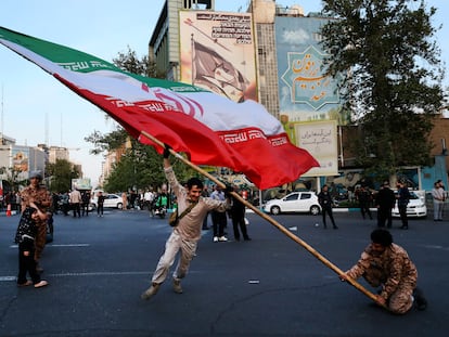 Manifestantes ondean una enorme bandera iraní durante una protesta en contra de Israel en la Plaza de Palestina, en Teherán (Irán) este lunes.