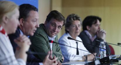 El portavoz del PP en el Ayuntamiento de Madrid, con otros concejales del grupo.