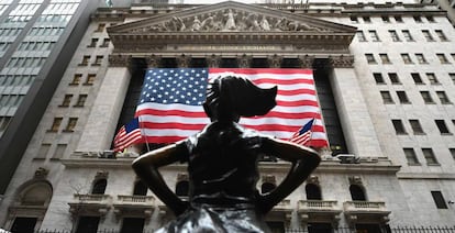 La estatua de 'La niña sin miedo' ante la Bolsa de Nueva York, en una imagen de archivo. 