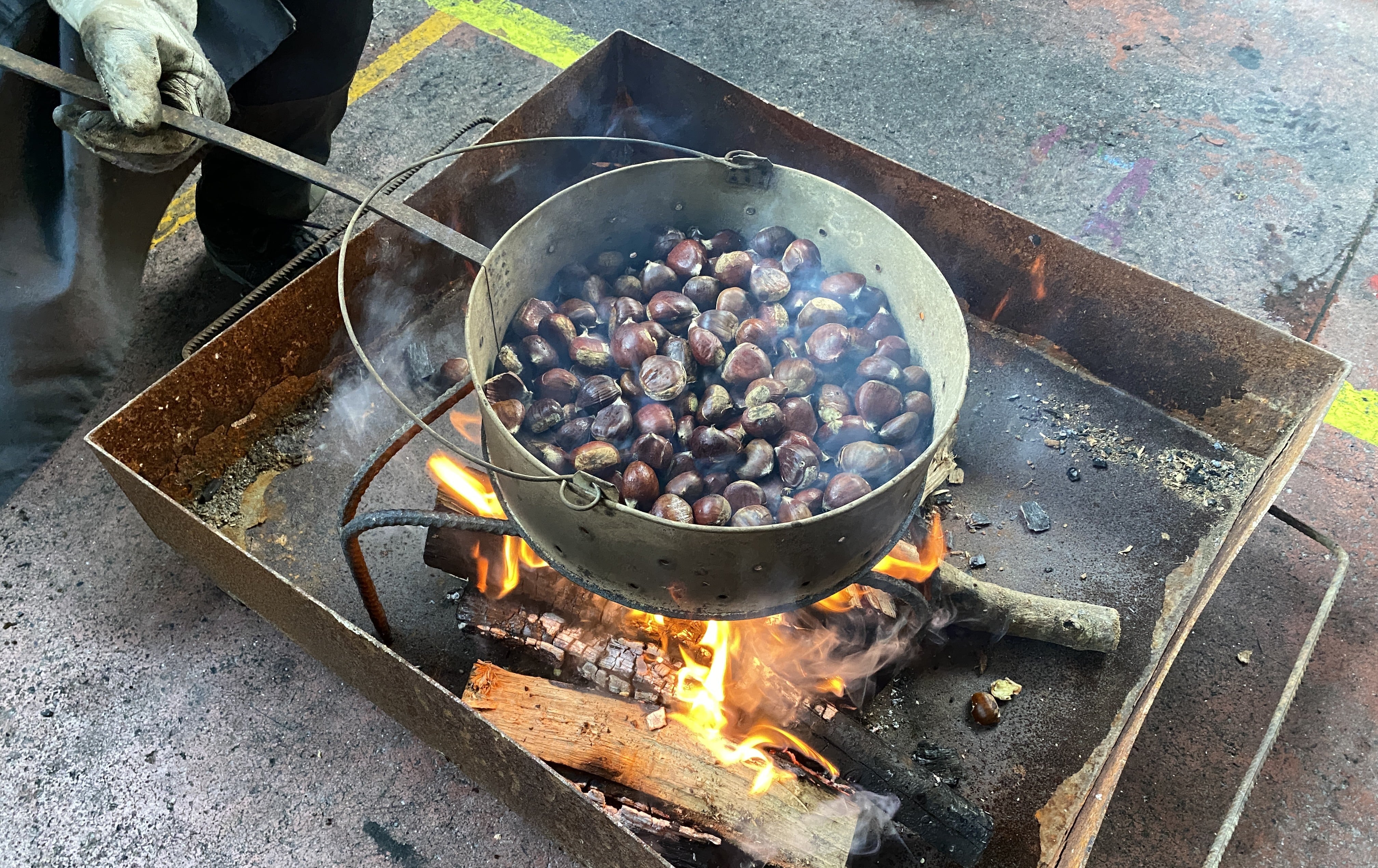 “Por cada castaña que comes liberas un alma del purgatorio”. Así se vive la fiesta del magosto en Galicia