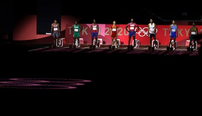 Los atletas alineados en sus carriles antes de correr la final de los 100m en el Estadio Olímpico de Tokio. 