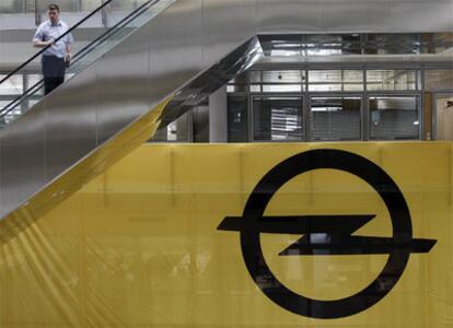 Un empleado en la sede central de Opel en Ruesselsheim, Alemania.