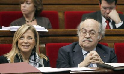 Joana Ortega y el consejero de Economía, Andreu Mas-Colell en el Parlament.