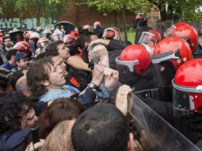 Familiares y amigos de los trabajadores de la planta de Troquenor se enfrentan a la Ertzaintza para evitar el desalojo.