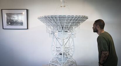 Maqueta de la gran antena de 26 metros de diámetros y 300 toneladas de la estación de Fresnedillas de la Oliva. Era idéntica a las otras dos que cumplían la misma función en las misiones tripuladas de la NASA desde distintas partes del mundo, una en Goldstone (California, EE UU) y otra en Honeysuckle Creek, cerca de Camberra (Australia).