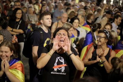 Una manifestante grita durante la concentración convocada en Barcelona por la Asamblea Nacional Catalana bajo el lema "Acabemos lo que empezamos. Ganemos la independencia". 
