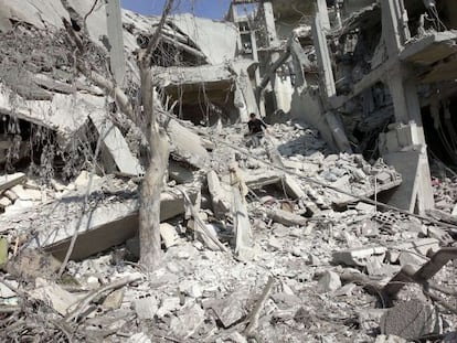Edificios destruidos por los ataques aéreos en Arbeen, a las afueras de damasco, en una imagen facilitada por la oposición.