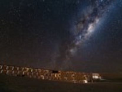 El desierto de Atacama, en Chile, se ha convertido en los ojos de la Tierra en el universo. En este territorio aislado se encuentran los telescopios más poderosos del planeta. El Observatorio Europeo Austral es un modelo de cooperación de 16 países con la vista puesta en el espacio. Entramos en un centro de investigación único