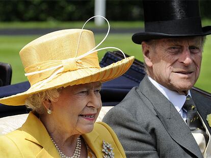 La reina Isabel y su marido, Felipe de Edimburgo, han inaugurado como todos los años la jornada hípica. La reina se ha vestido de amarillo y el duque, el tradicional chaqué gris.