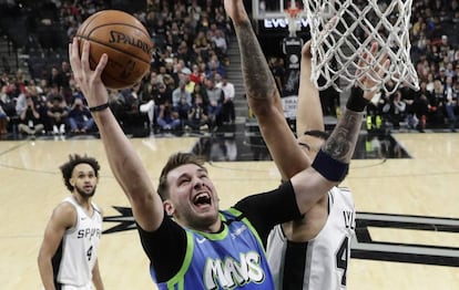 Doncic supera a Lyles en un partido entre los San Antonio Spurs y los Dallas Mavericks.