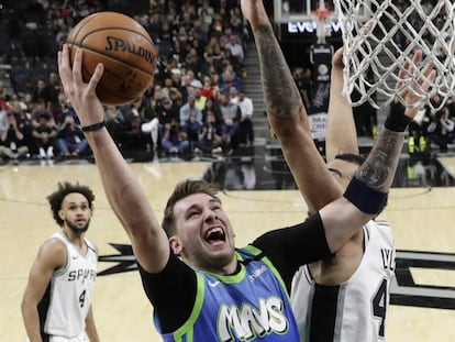 Doncic supera a Lyles en un partido entre los San Antonio Spurs y los Dallas Mavericks.