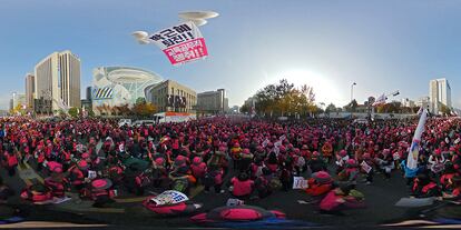 Miles de personas protestan contra la presidenta de Corea del Sur, Park Geun-Hye, por las calles de Seúl, el 12 de noviembre de 2016.