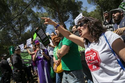 Activistas de la PAH (Plataforma e Afectados por la Hipoteca) increpan a políticos del Partido Popular en su carpa en la pradera de San Isidro. 