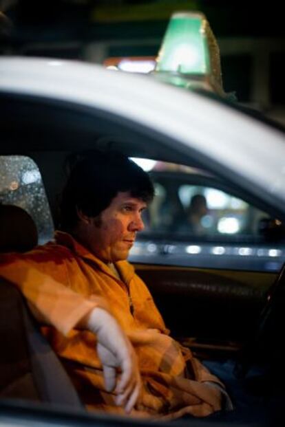 Un taxista esperando a clientes en la Gran Vía.