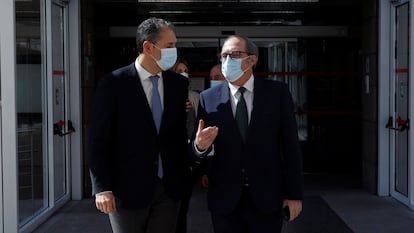 El diputado José Cepeda y el portavoz del PSOE en la Asamblea de Madrid, Ángel Gabilondo, tras presentar en el registro la moción de censura, el pasado miércoles.