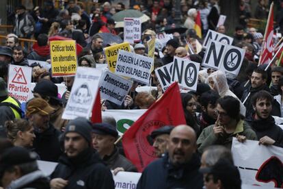 Varios de los participantes en las Marchas por la Dignidad que han arrancado pasadas las cinco de la tarde desde Atocha camino de la Puerta del Sol para reivindicar "Pan, trabajo y techo" y poner fin así a una semana de lucha en la que se han producido diversas concentraciones por el empleo digno o una renta básica. Desde primera hora de la mañana varias columnas han partido desde diversos puntos de Madrid, la mayoría en dirección a Atocha, desde donde han iniciado el recorrido hasta Sol