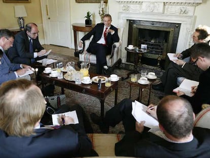 El primer ministro británico, Tony Blair (centro), durante la entrevista con periodistas europeos en Londres.