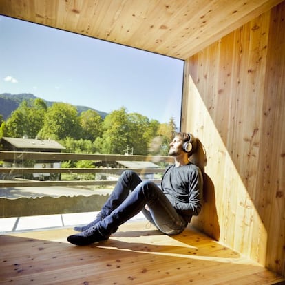 Un rincón del Berchtesgaden Youth Hostel, proyectado por el estudio de arquitectura LAVA en los Alpes de Baviera (Alemania).