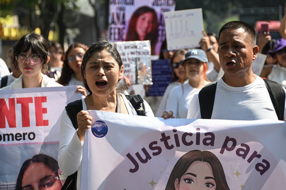 Familias de víctimas de feminicidio protestan contra la Fiscalía de ...