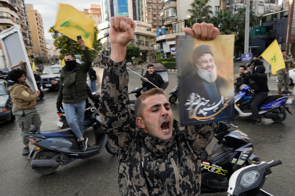 Un hombre con una foto del líder de Hezbolá asesinado, Hasan Nasralá, en Dahiye, en el sur de Beirut, este miércoles. 