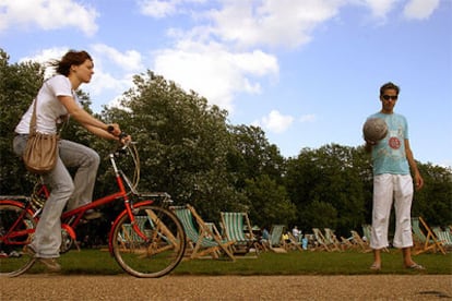 Una ciclista en Hyde Park, el más célebre parque del  centro de Londres, que tiene una superficie de 140 hectáreas y cuenta con vías para ciclistas.