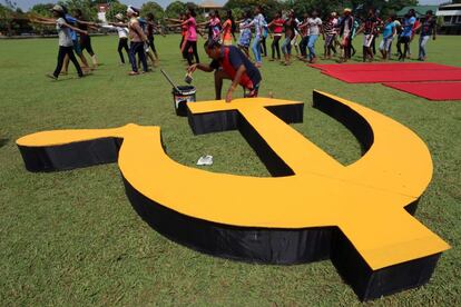 Integrantes del partido del Frente de la Liberación del Pueblo de Sri Lanka (JVP) preparan un escenario para los actos del Primero de Mayo en Colombo, Sri Lanka. 29 de abril de 2014.