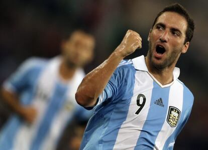 Higua&iacute;n celebra un gol con Argentina.