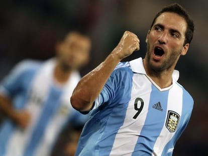 Higua&iacute;n celebra un gol con Argentina.