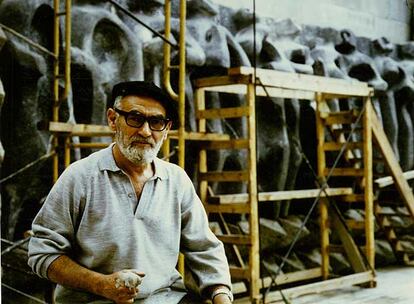 Jorge Oteiza, en 1969 durante la instalación en la basílica de Aránzazu (Guipúzcoa) de <i>Los catorce apóstoles, </i>una de sus obras mayores.