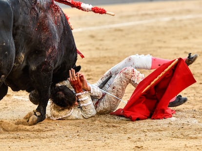 Un momento de la espectacular voltereta sufrida por Francisco José Espada.