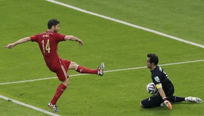 O goleiro do Chile, Claudio Bravo, defende a bola chutada por Xabi Alonso.