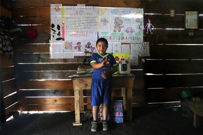 Cú Tipol no se olvida de cómo era el pequeño antes: “Llegó a la escuela con los dedos blanditos. No era capaz siquiera de agarrar un 'crayon'. Hoy día escribe. Lentito, sí. Pero escribe y pinta. ¿Verdad que sí, papito?”. Este la mira con los ojos bien abiertos y asiente rápido. Gracias a la insistencia de la docente, el rincón del estudio de la casa luce colorido, con un herbario colgado en la pared y decenas de juguetes para aprender a sumar hechos con restos y tapas de botellas. Es el pequeño altar de César.