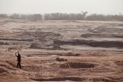 Un hombre trata de arar tierra infértil cerca de Koulomboutey, en Níger.